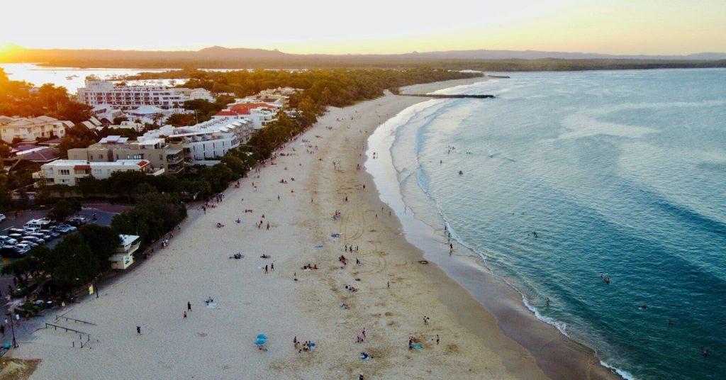 オーストラリアのビーチのプラごみが約30％減少！最も効果的だったごみ削減の制度は？【Steenz Breaking News】