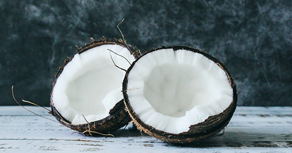 インドのココナッツ破棄問題。棄てられるココナッツを活かす日本企業のアクションをご紹介【Steenz Breaking News】
