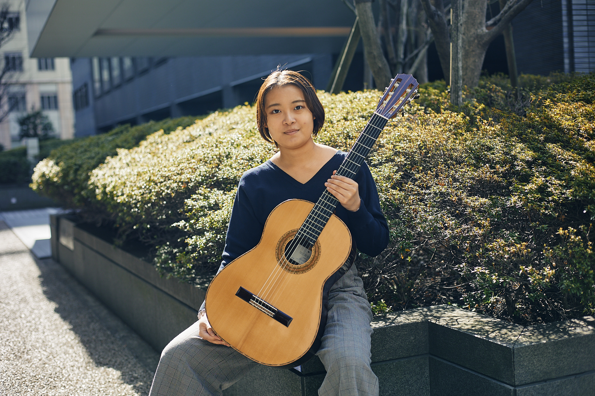 クラシックギターの温かい音色を届けたい。音響心理学を学びながらコンサート活動をするギター演奏家【三崎百音・19歳】