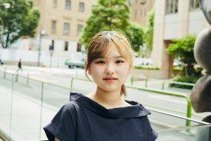 わたしらしい絵で、絵の本質を伝えたい。違和感の面白さをビビットに描く高校生アーティスト【荒井あずさ・17歳】