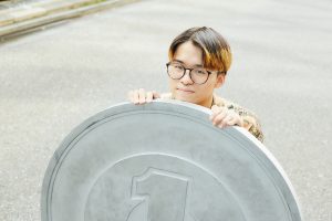 巨大な1円玉を手掛ける美大生の裏の顔は…お笑い芸人。日常の違和感をひろい上げ、豊かな世界にしたい【渡邉楽・19歳】