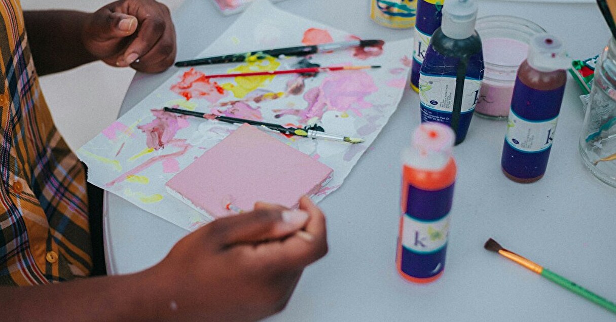 アフリカの戦禍を生き延びたアーティスト。紛争の記憶をアートで表現するのは何のため？【Steenz Breaking News】