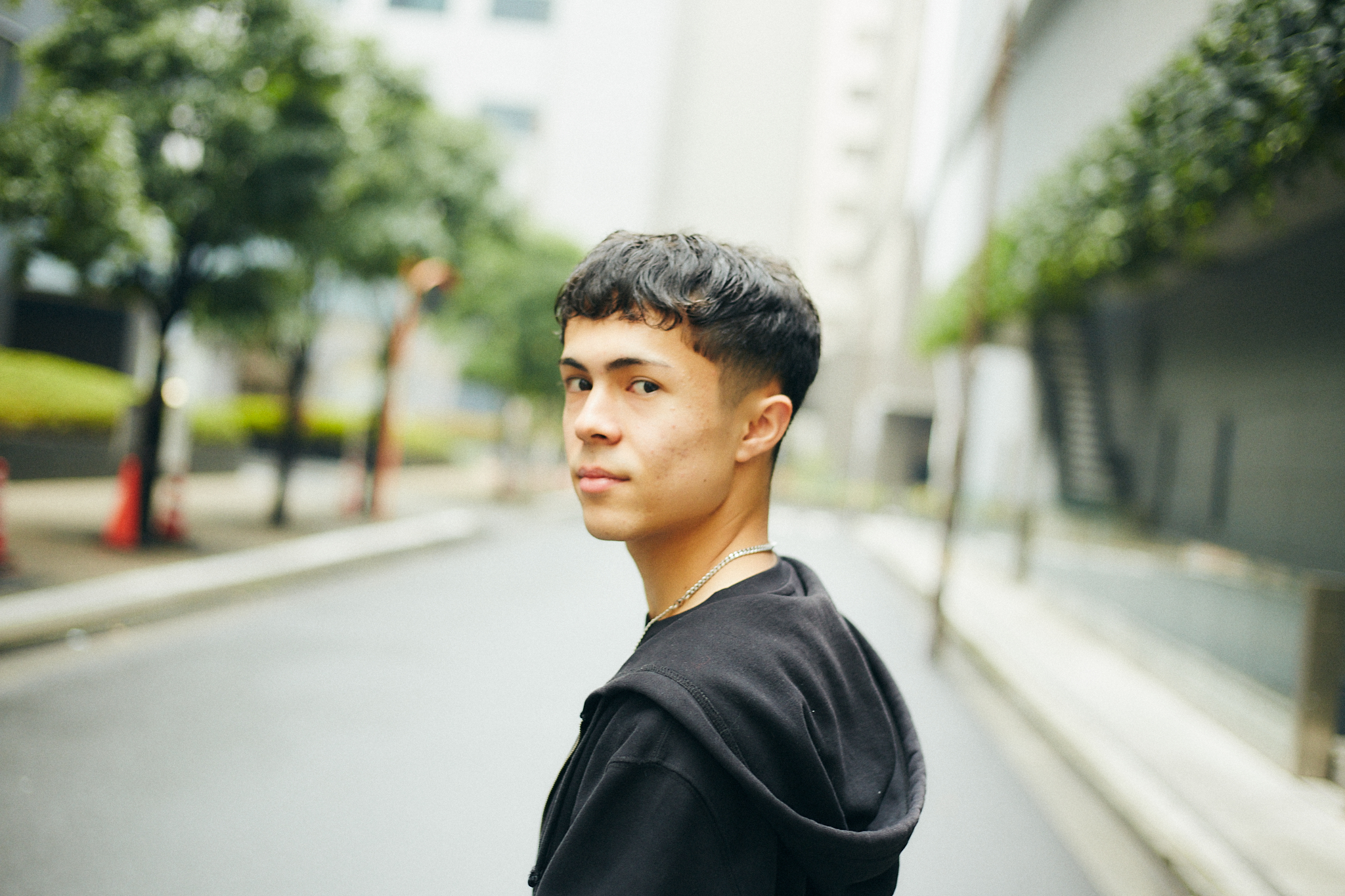 ヒップホッププロデュースの裏で、飲食バイト経験を活かしシステム開発中。多方面で活躍する大学生プロデューサー【Sassha Amiri・19歳】