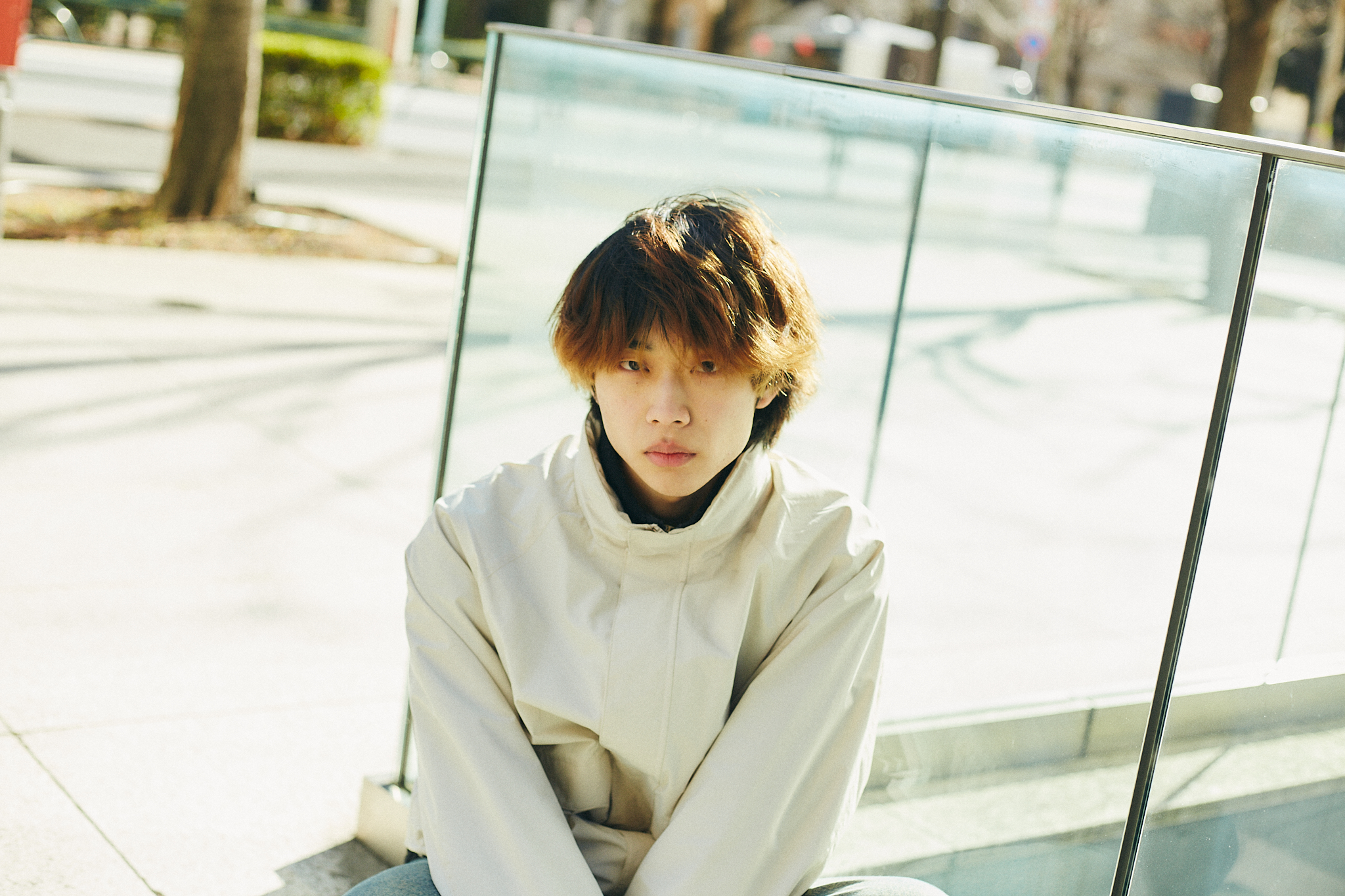 「人は簡単に死なない」からこそもがき続ける。キャンバスと舞台で表現を模索するM-1グランプリ2回戦進出の美大生芸人【高橋洸・19歳】