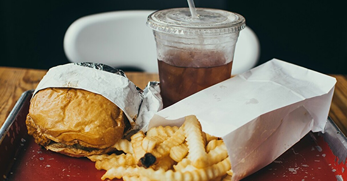 英国がジャンクフード広告の部分的規制を実施。子どもの肥満対策にどれくらい有効？【Steenz Breaking News】