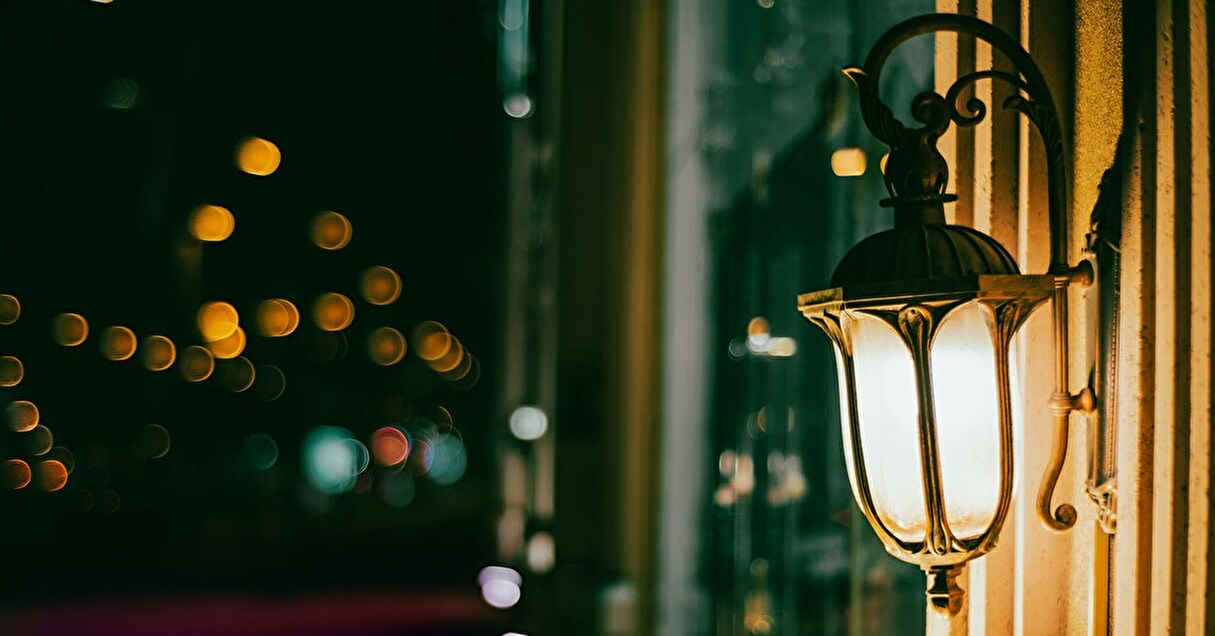 夜行性生物たちへの配慮を目的に、ヨーロッパの都市で赤い街路灯が増加中！【Steenz Breaking News】