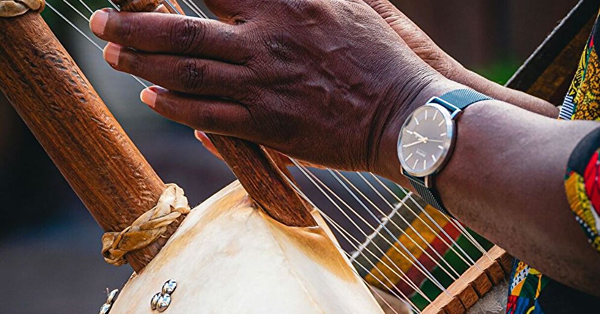 歌や音楽で歴史を口承する「語り手」アフリカでは現役で活躍中。ワールドツアーの開催も!【Steenz Breaking News】