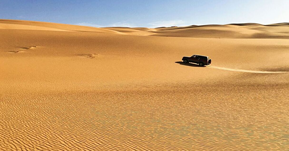 リビアからヨーロッパを目指す移民。 多発している密航業者によって砂漠に放置され死亡する現状とは【Steenz Breaking News】