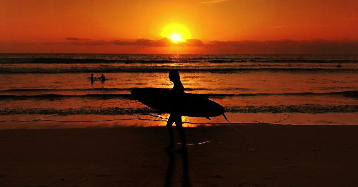 昼間はサーフィン、夜は学校へ。セネガルのサーフィンを通じた女子のエンパワーメントとは【Steenz Breaking News】