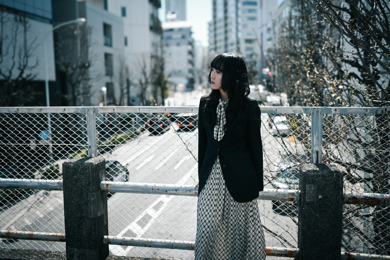 10代のシンガー・千夏が、自身初となるフルバージョンの楽曲『MIGAKU』をリリース。鏡をモチーフにした歌詞に込められた想いとは？