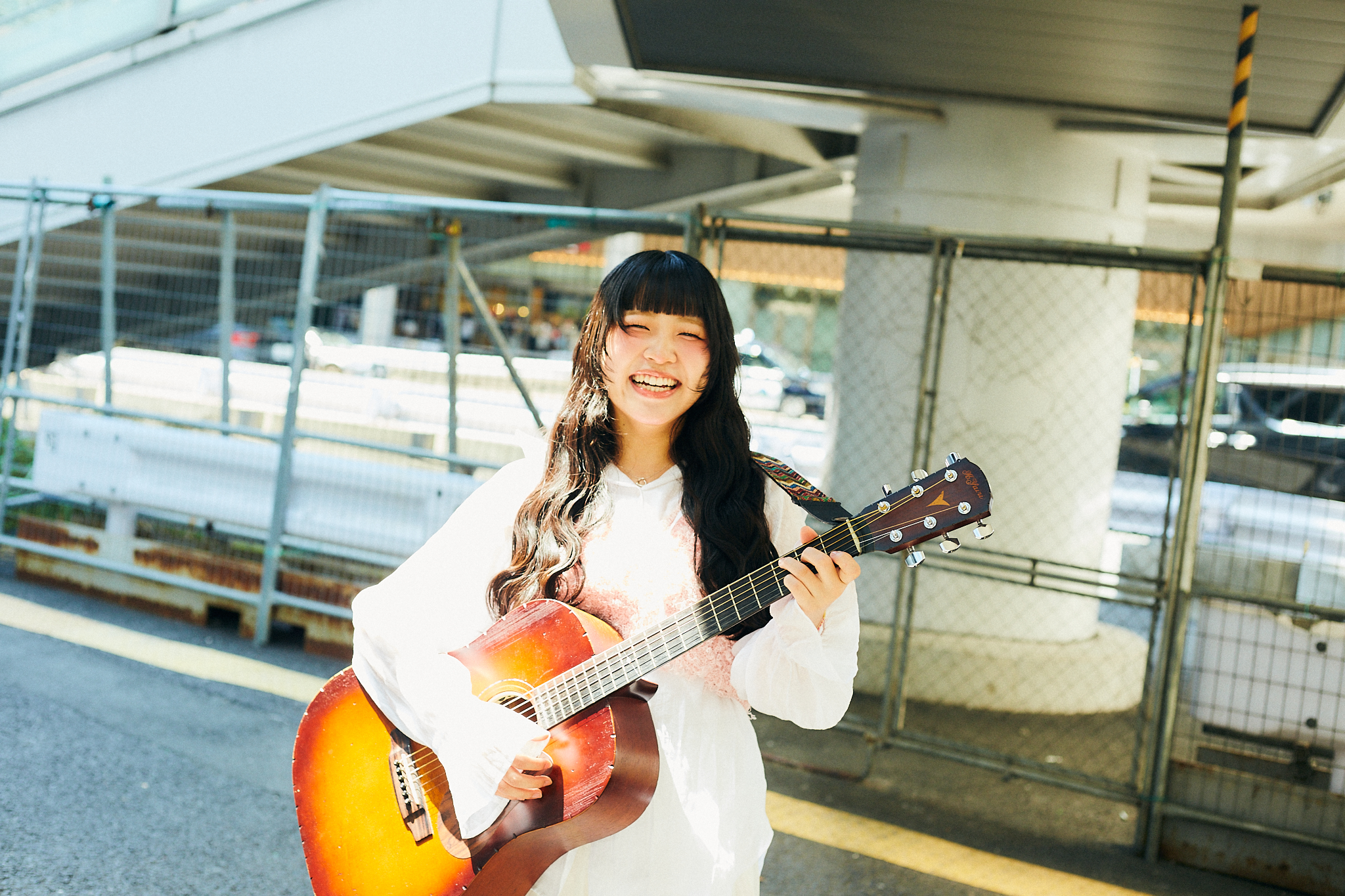 警備員さんにも届いた、忘れられない雨の日のライブ。ファンタジーと日常の間で「優しい音楽」を届けたい【乙音・19歳】