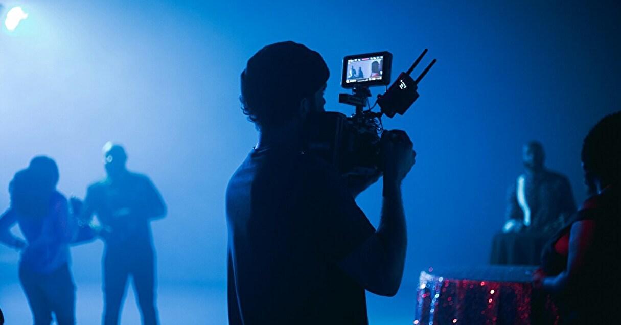 台本は紙からタブレットへ。映画制作におけるサステナビリティって？イリノイ州では税額控除がスタート【Steenz Breaking News】